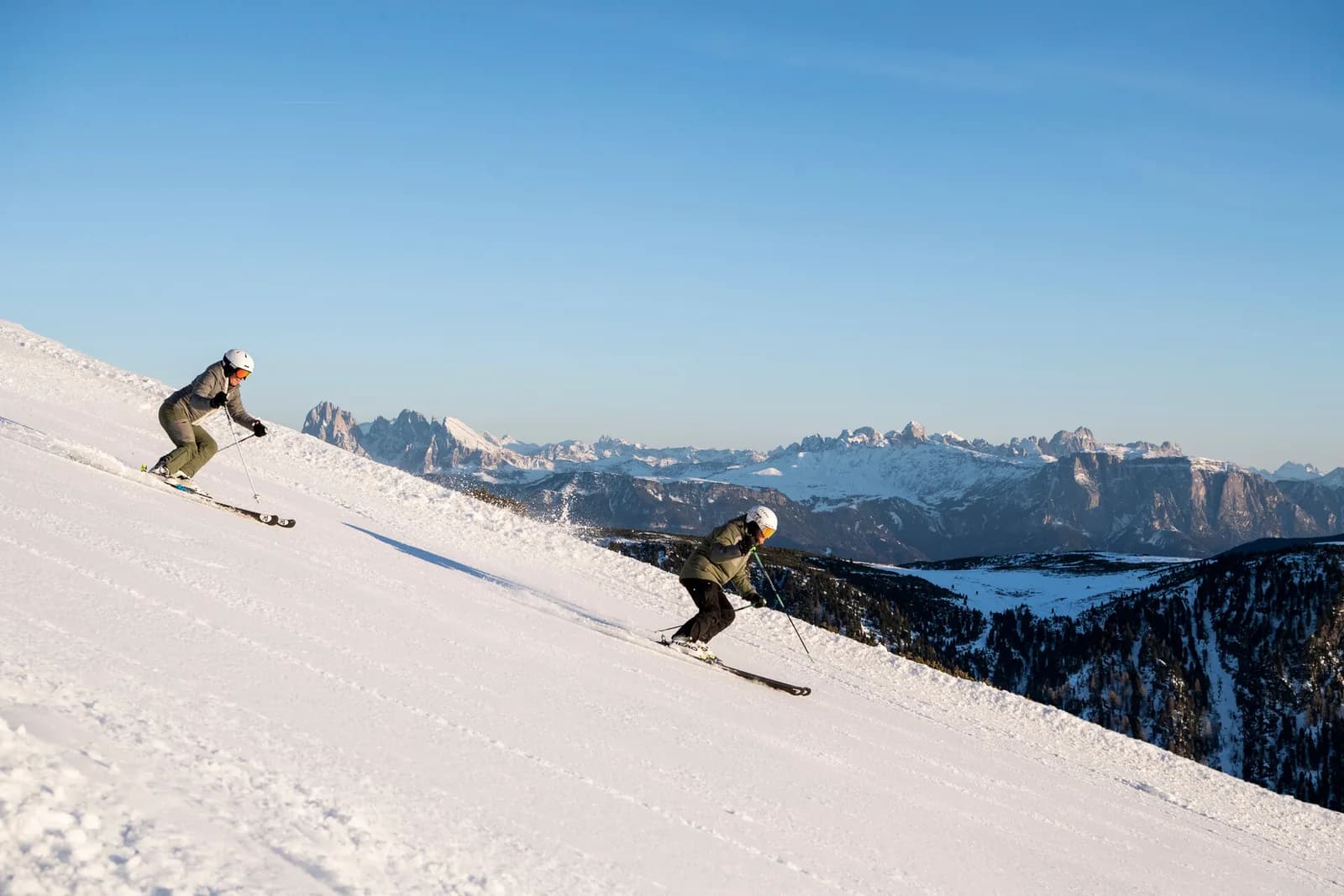 Zwei Skifahrer im Skigebiet Reinswald, im Hintergrund die Dolomiten