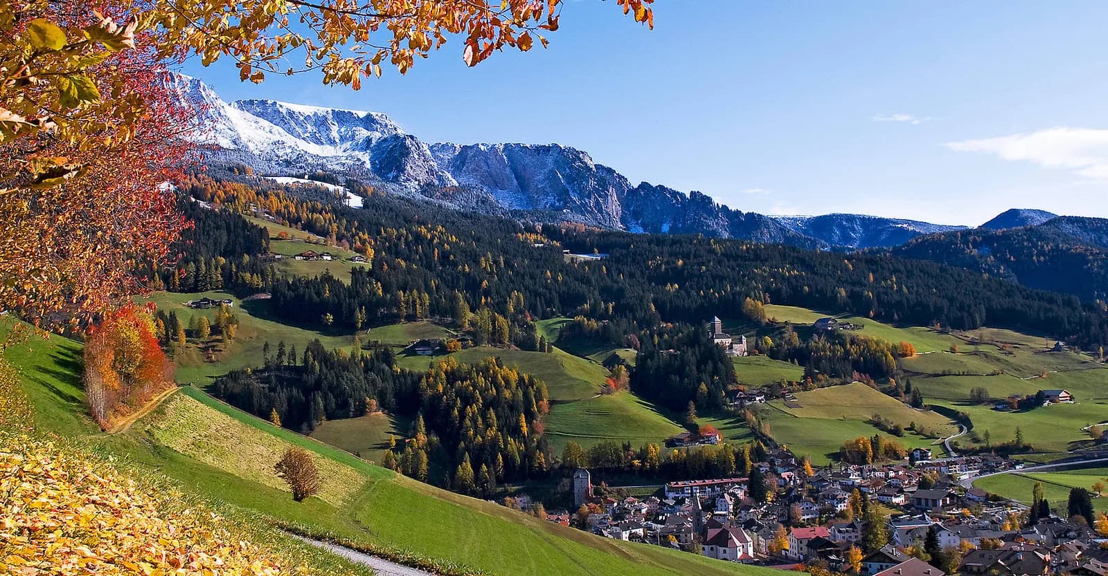 Sarnthein im Sarntal im Herbst, dahinter die Sarntaler Alpen