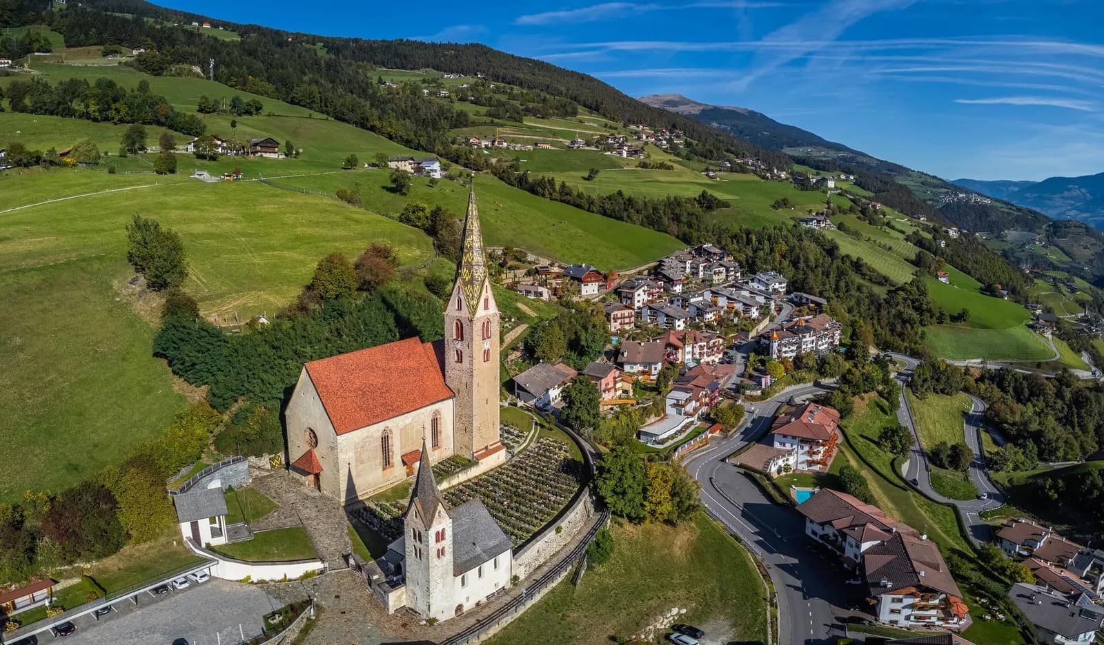 Villanders mit Pfarrkirche und Dorfkern aus der Luft