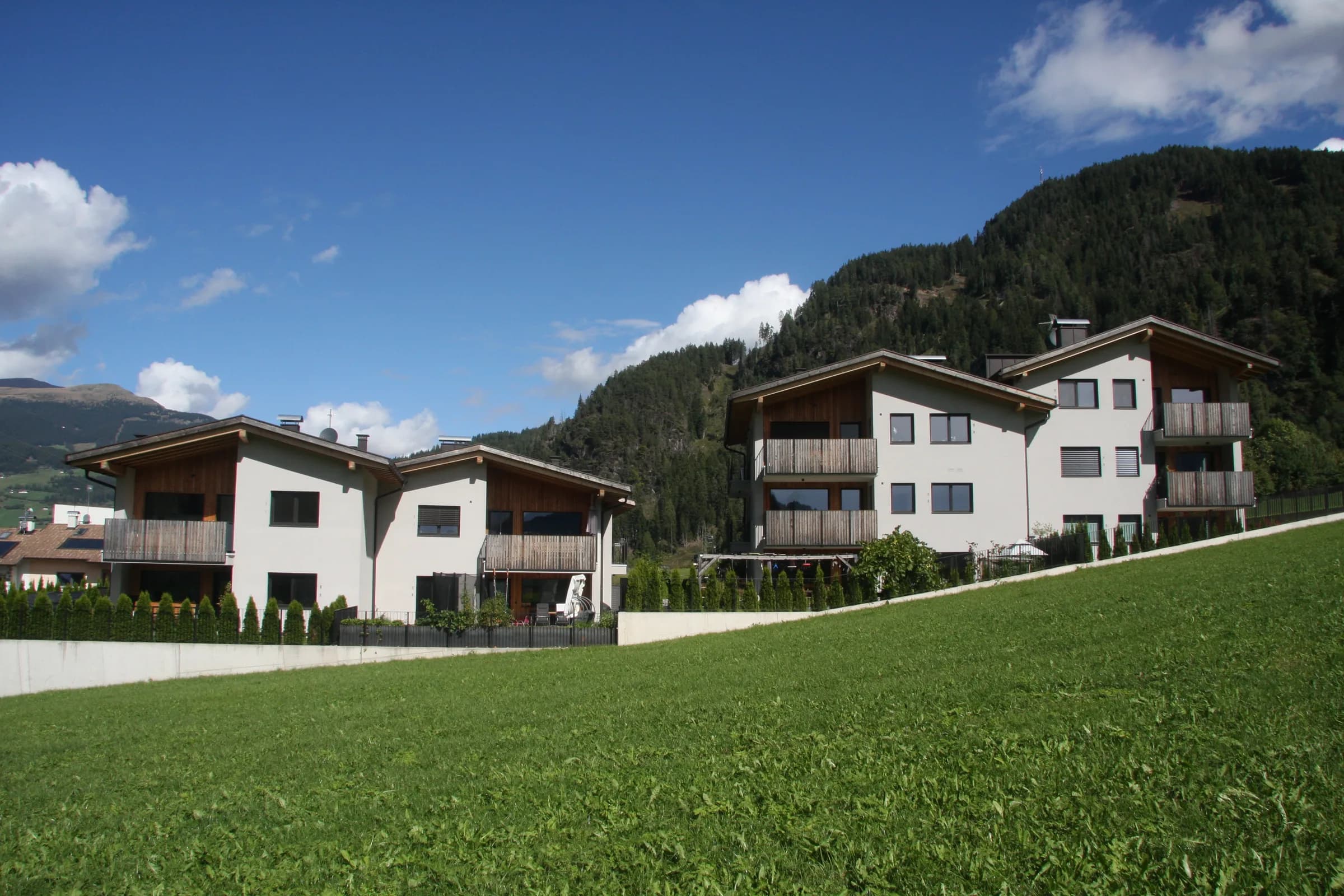 Wohnanlage Bundschen im Sarntal, beide Gebäude von Südwesten