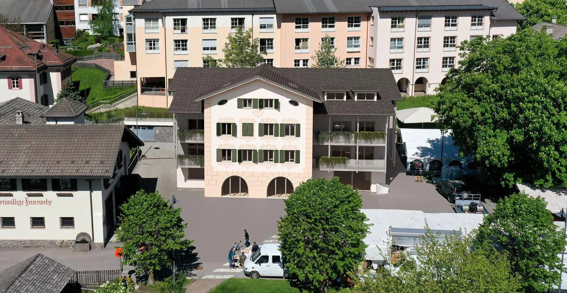 Der Kirchplatz von Sarnthein aus der Vogelperspektive, hier hat die Moser Bau GmbH ihren Sitz