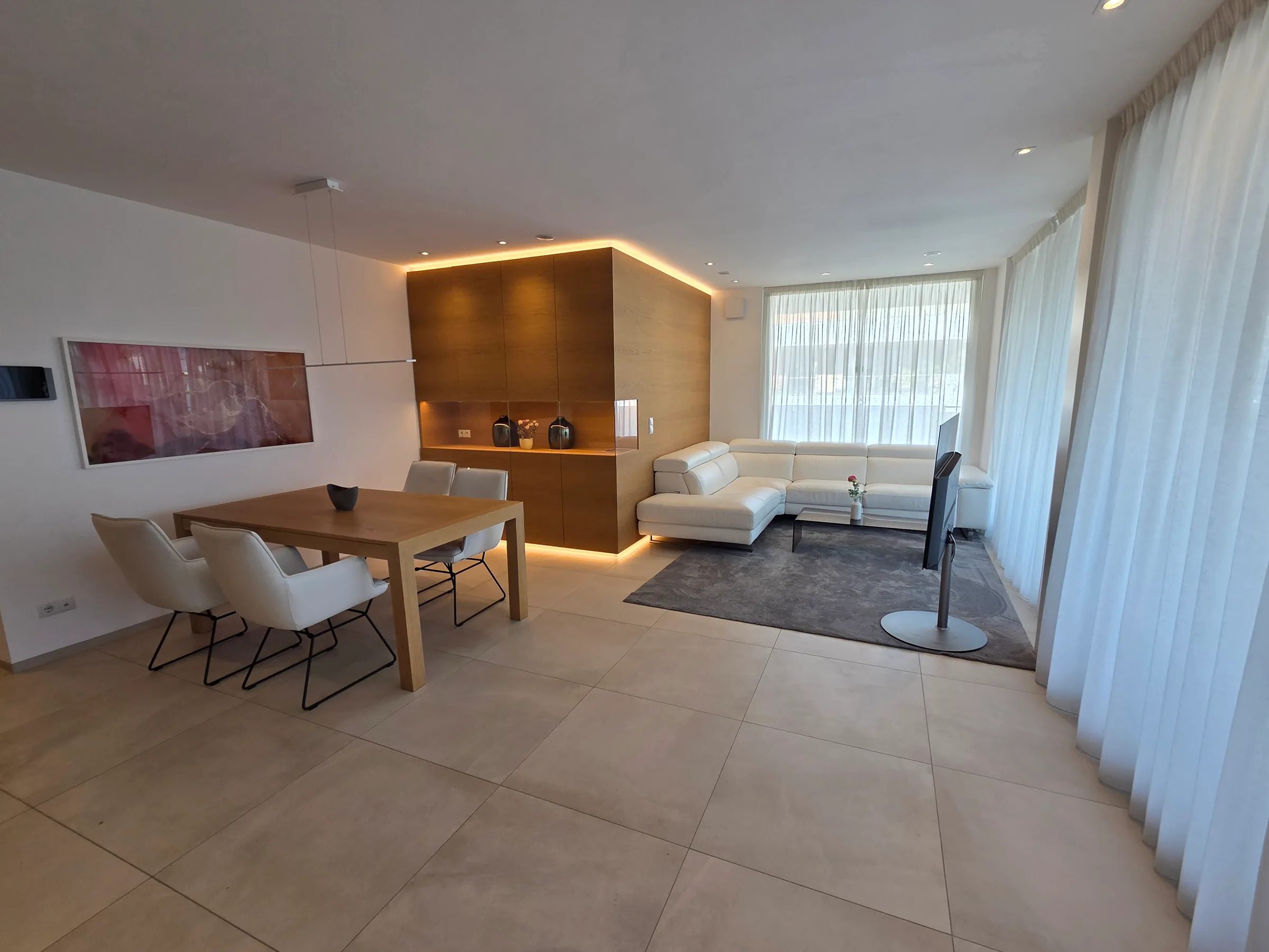 Wohnraum des Penthouses in den Grieser Auen mit Essplatz und Sitzbereich